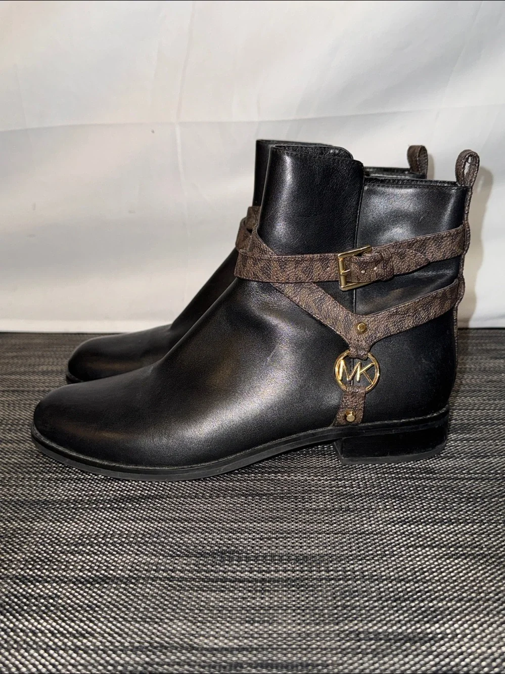 Michael Kors Black/Brown w/Gold Logo Chelsea Booties Sz 7